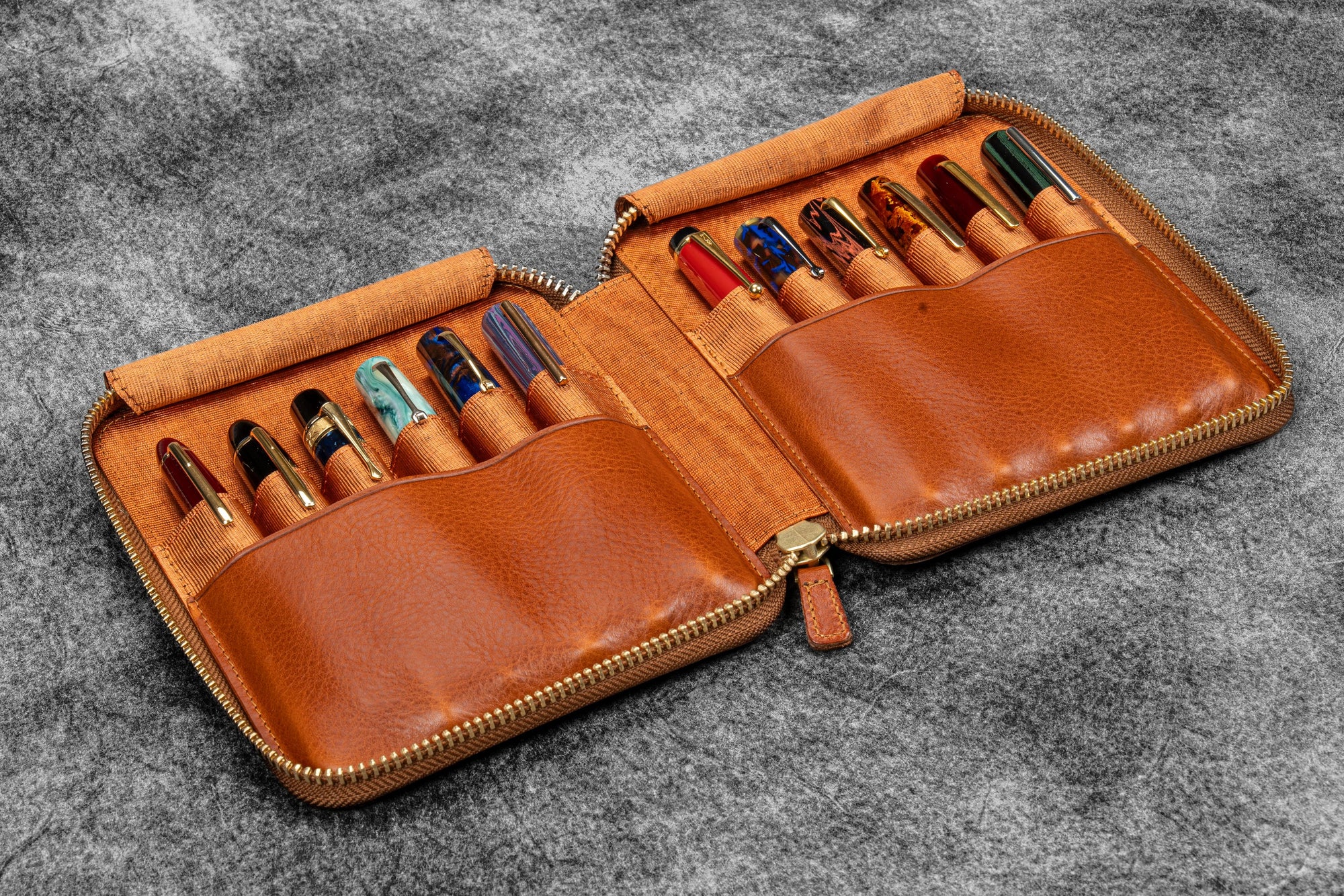 Legacy 12’li Fermuarlı Deri Kalem Çantası A6 – Deep Cognac