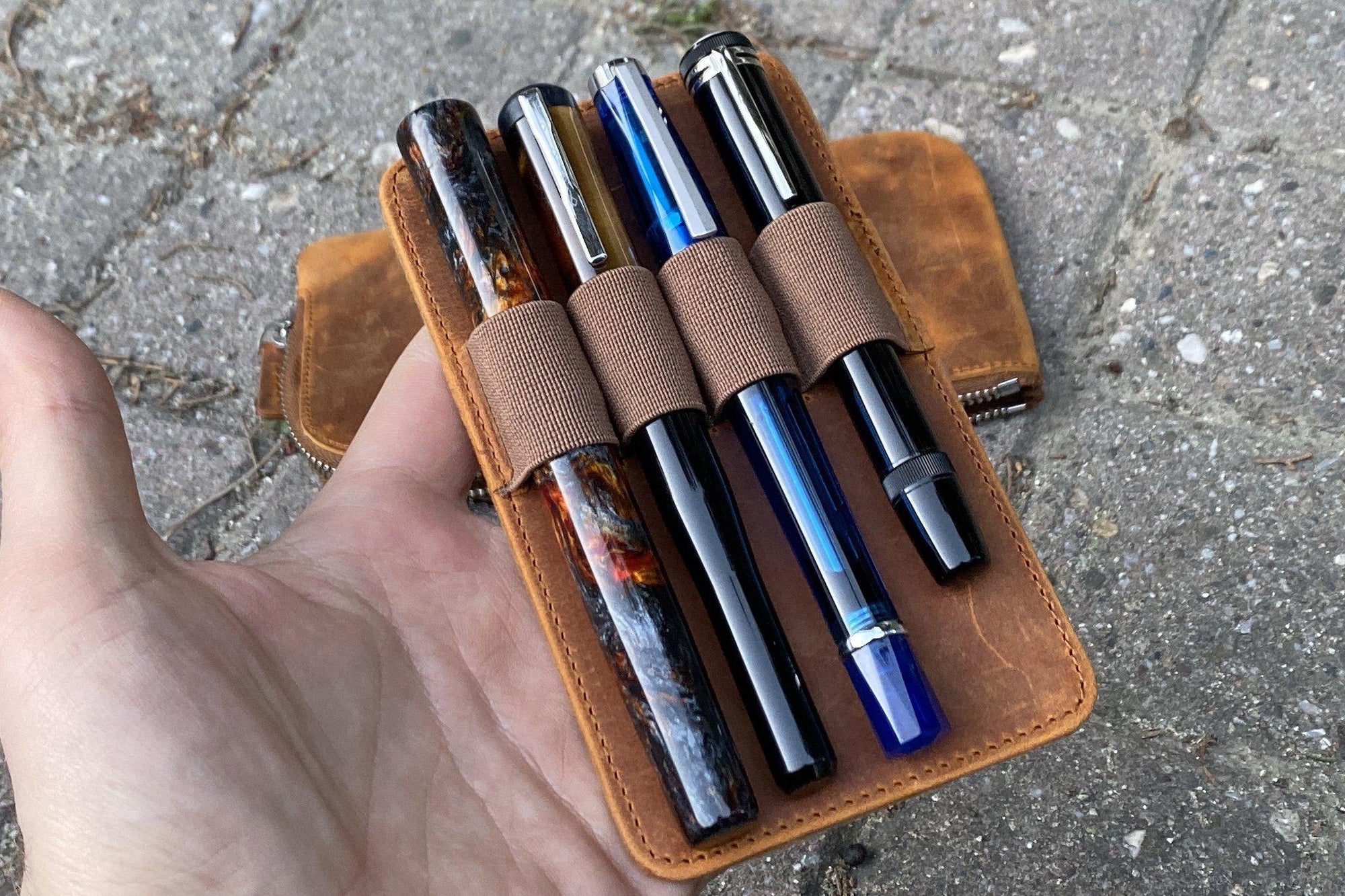 Deri &quot;Slip-N-Zip&quot; 4&#39;lü Fermuarlı Kalem Kılıfı - Crazy Horse Taba