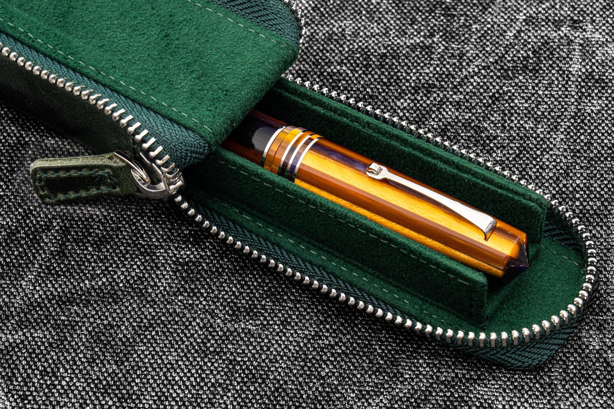 Fermuarlı Magnum Opus Tekli Kalemlik - Crazy Horse Forest Green