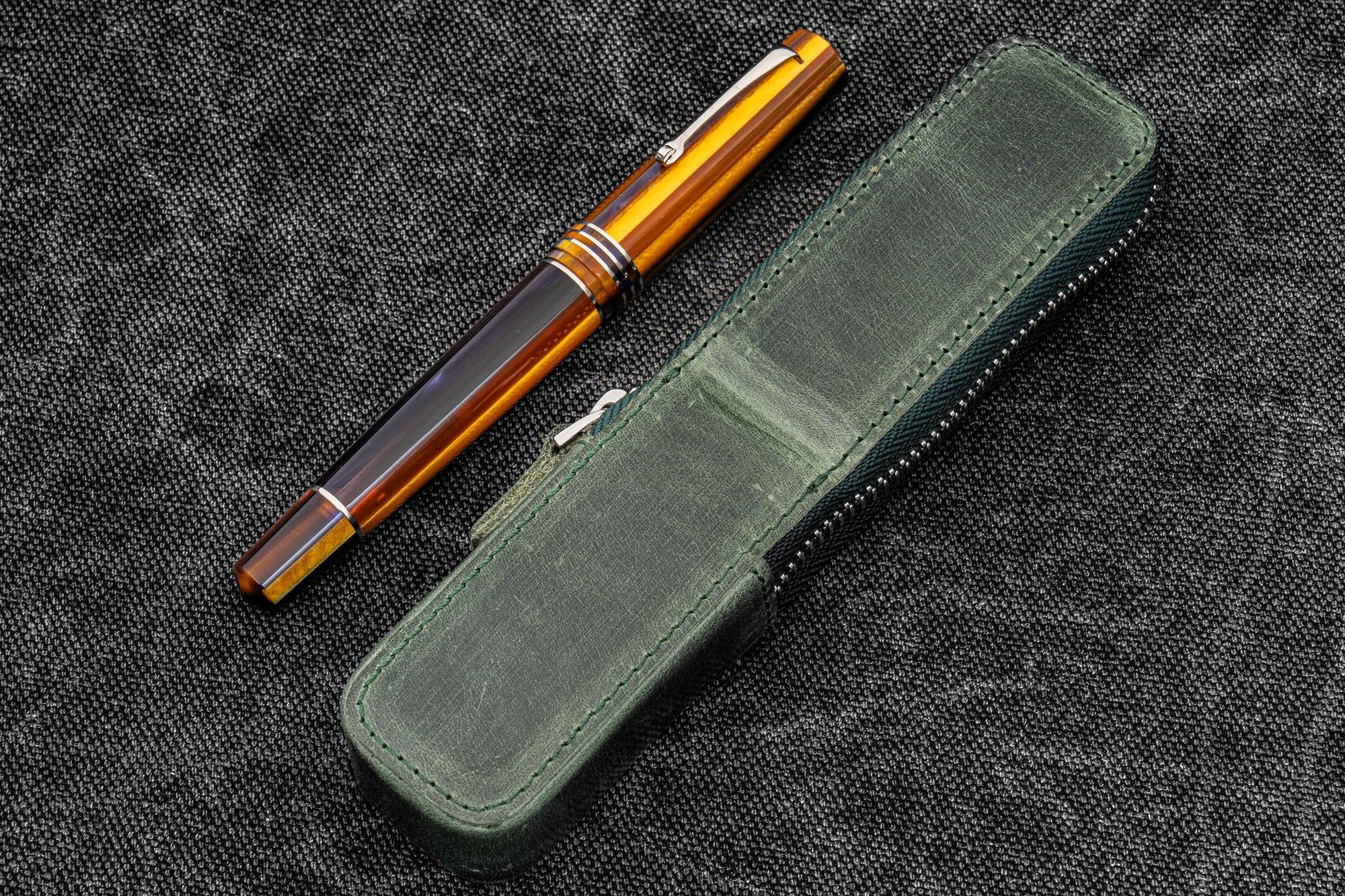 Fermuarlı Magnum Opus Tekli Kalemlik - Crazy Horse Forest Green