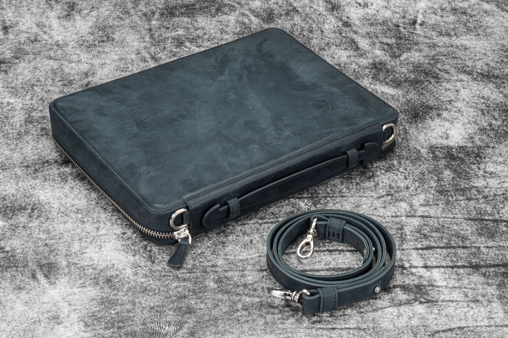 The Compendium - Omuz Askılı A4 Fermuarlı Deri Organizer - Crazy Horse Graphite