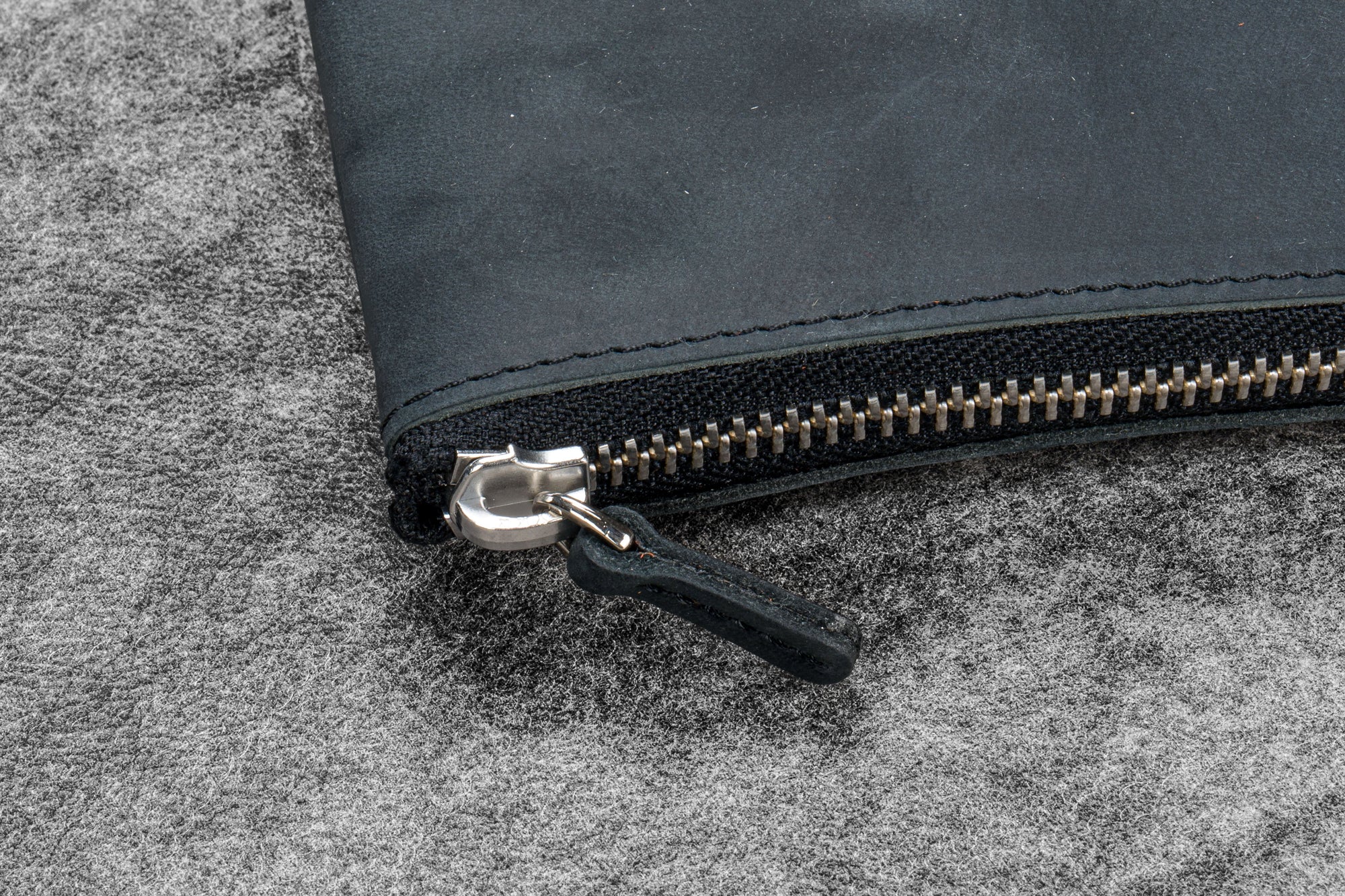 Deri "Slip-N-Zip" 4'lü Fermuarlı Kalem Kılıfı - Crazy Horse Graphite