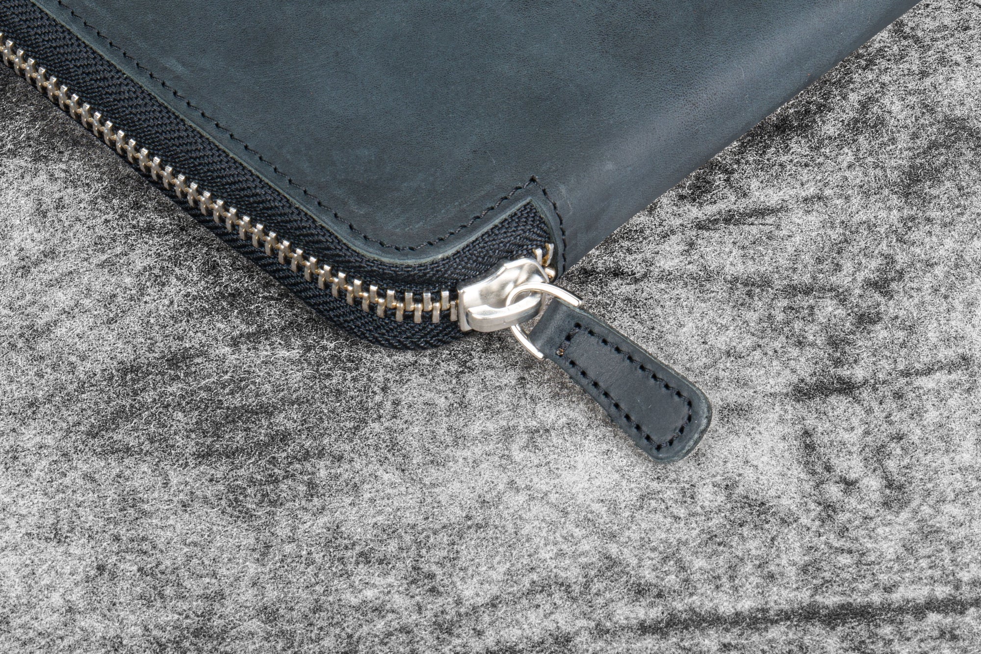 Leather Zippered Leuchtturm1917 B5 &amp; Extra Large Moleskine Folio - Crazy Horse Graphite