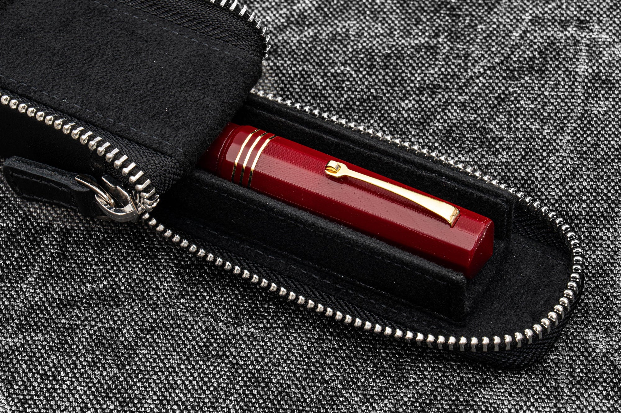 Leather Zippered Magnum Opus Single Hard Pen Case For Oversized Pens &amp; Namiki Emperor - Black