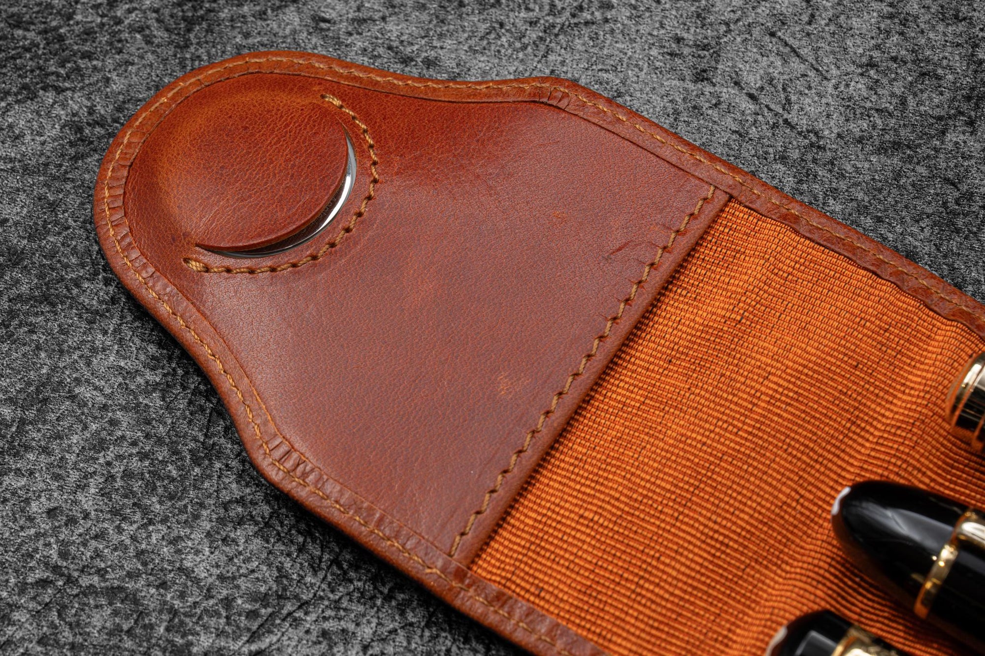 Legacy Koleksiyonu Deri TwinFlip 3&#39;lü Dolma Kalem Kılıfı- Deep Konyak