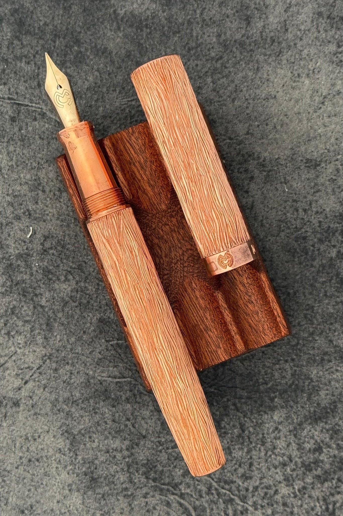 Magna Carta Mag 600 Dolmakalem 14k Gerçek Esnek Uç -Model - İşlemeli Bakır (Hafif)
