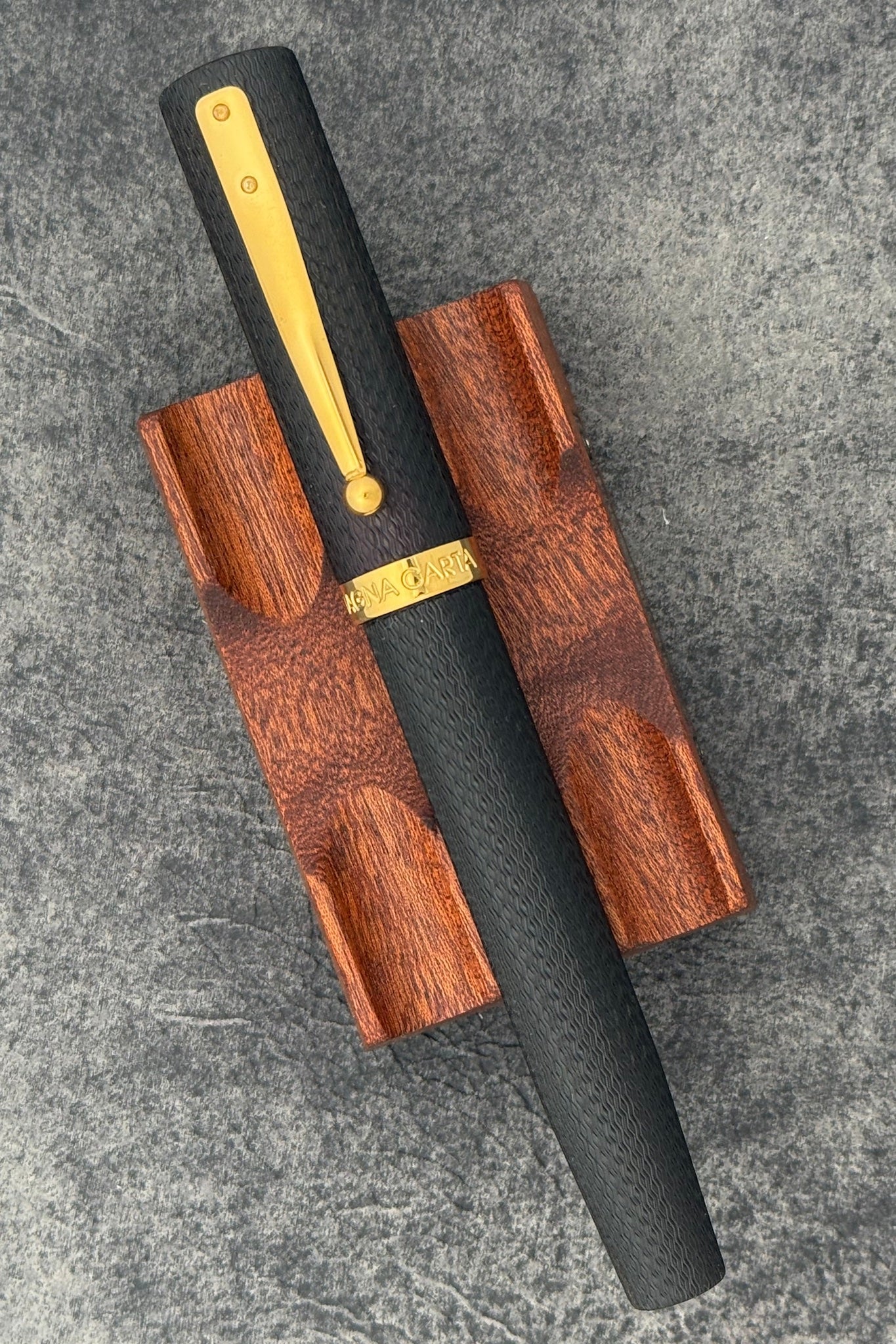 Magna Carta Mag 600 Dolmakalem 14k Gerçek Esnek Uç -Model - Siyah Guilloche