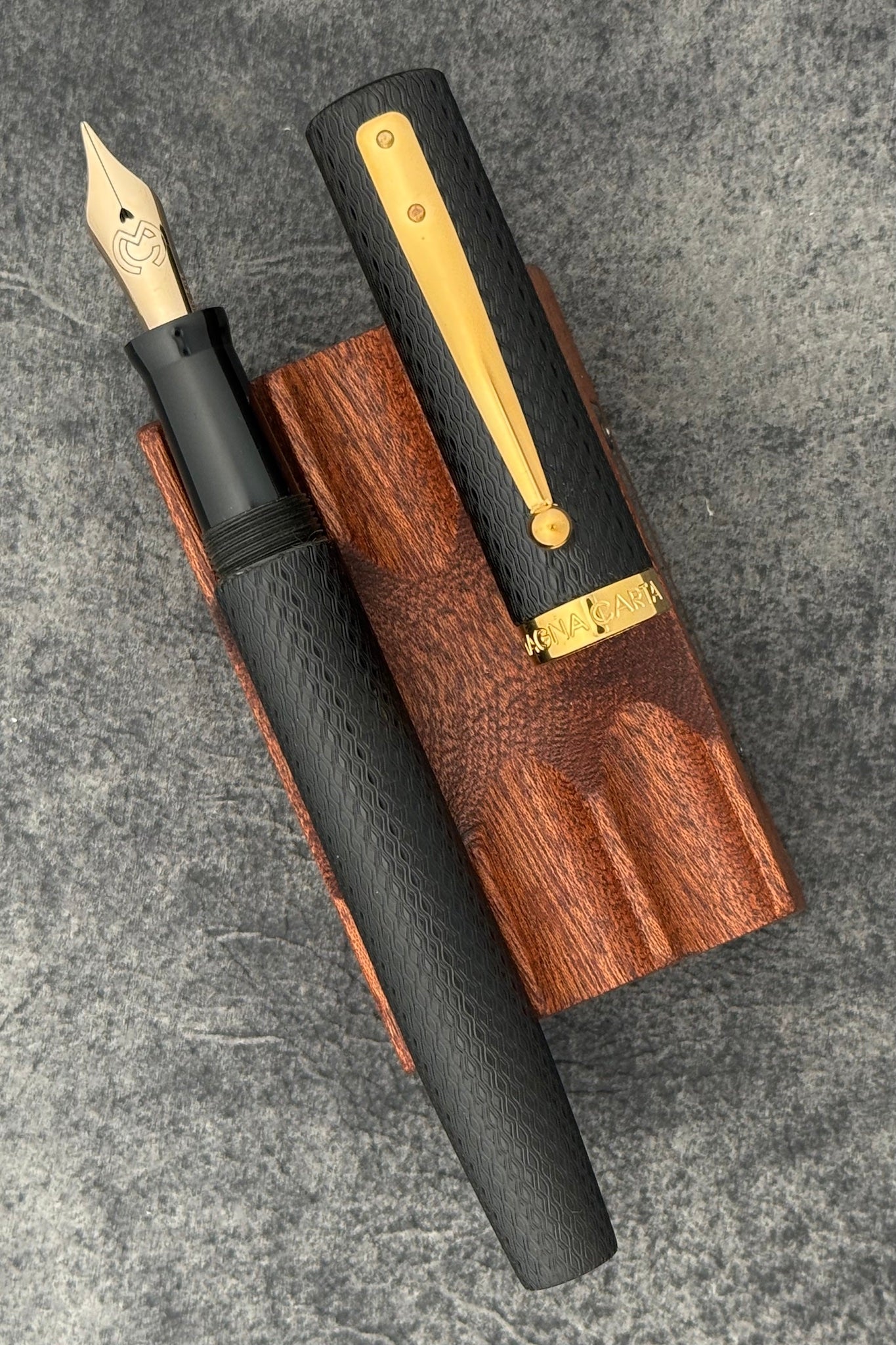 Magna Carta Mag 600 Dolmakalem 14k Gerçek Esnek Uç -Model - Siyah Guilloche