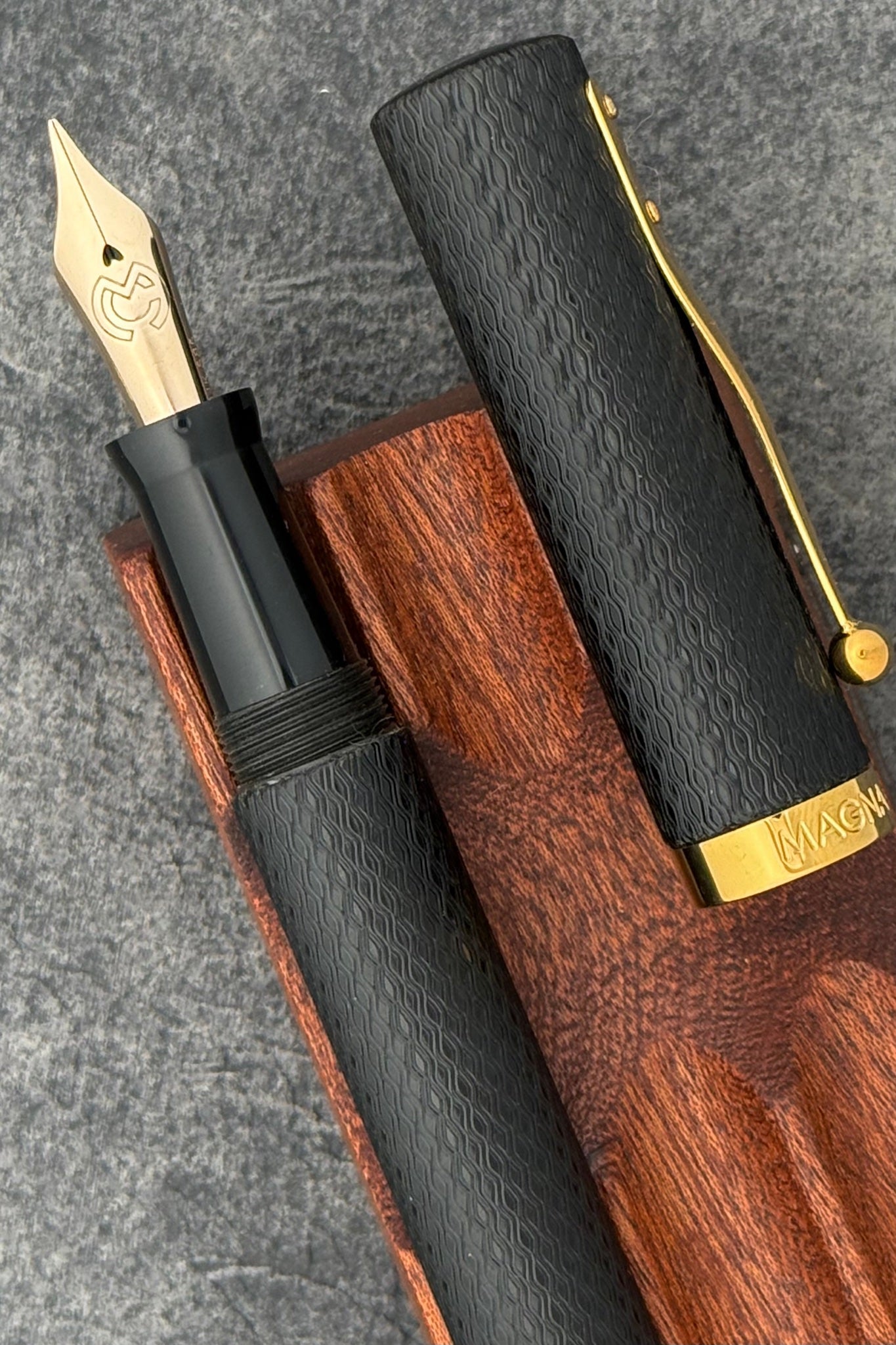 Magna Carta Mag 600 Dolmakalem 14k Gerçek Esnek Uç -Model - Siyah Guilloche