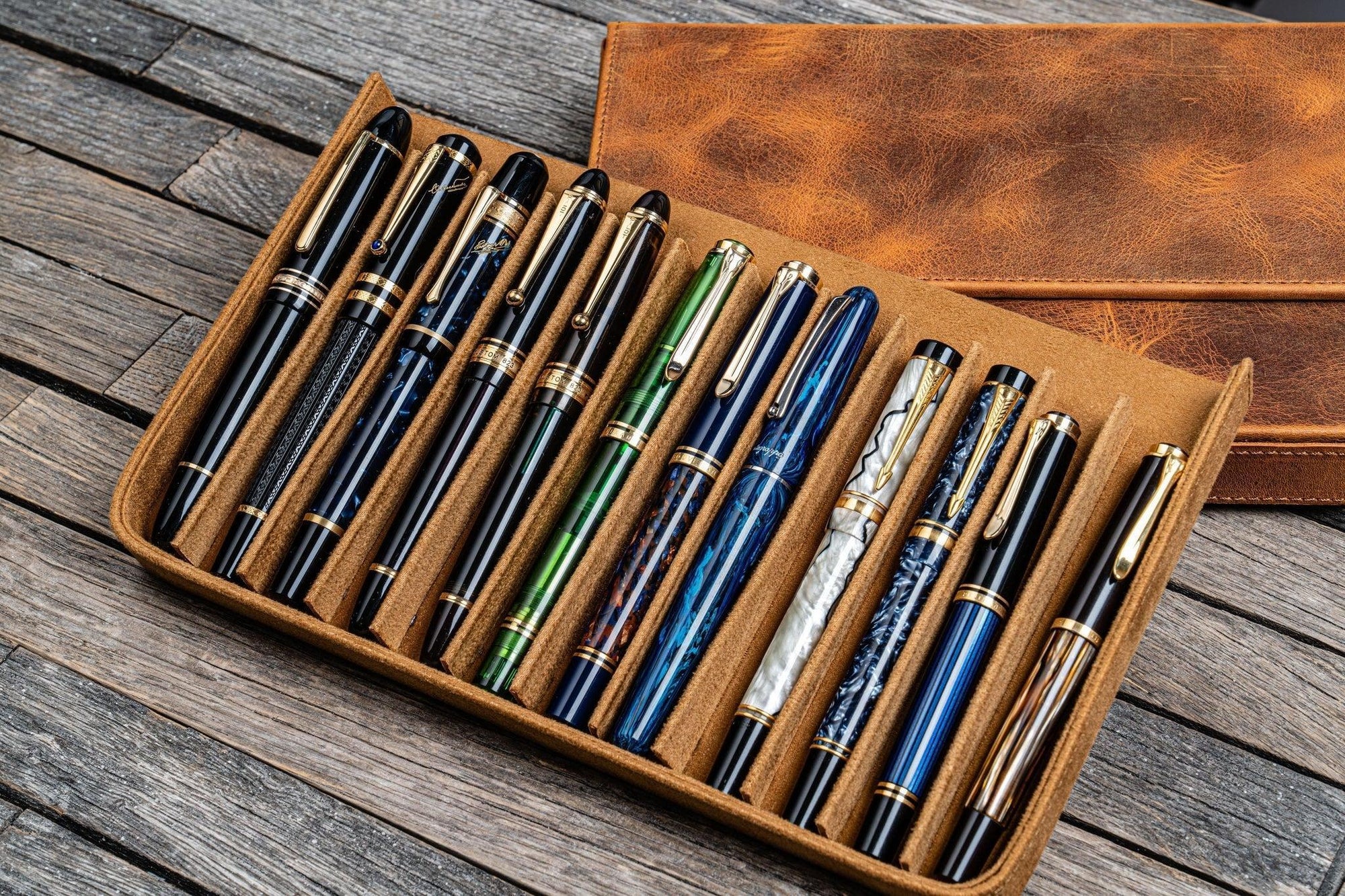 Magnum Opus 12&#39;li Kapaklı Deri Kalemlik - C.H. Brown