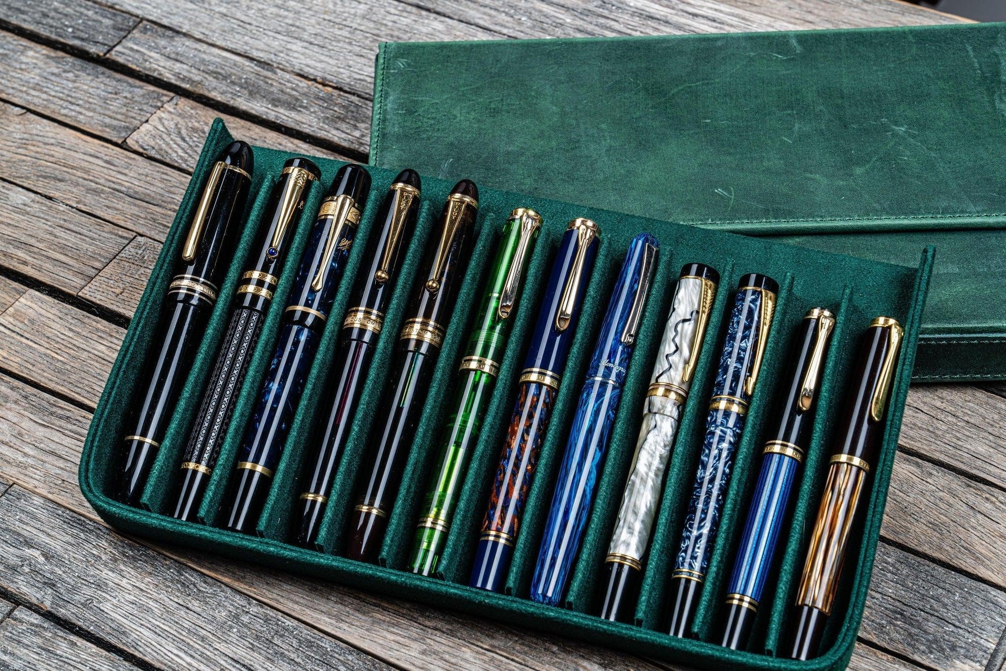 Magnum Opus 12&#39;li Kapaklı Deri Kalemlik - C.H. Forest Green