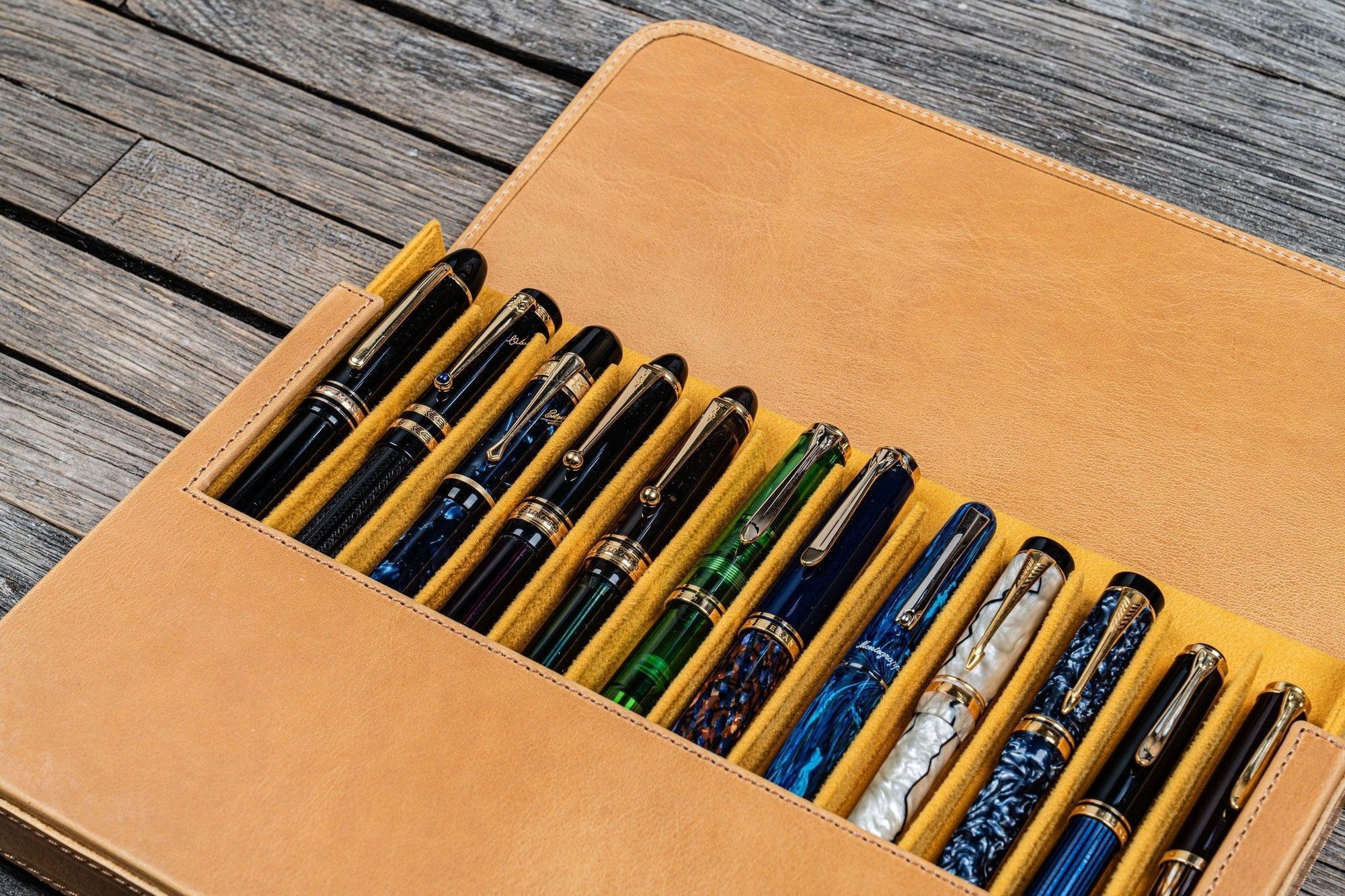 Magnum Opus 12&#39;li Kapaklı Deri Kalemlik - C.H. Honey Ochre