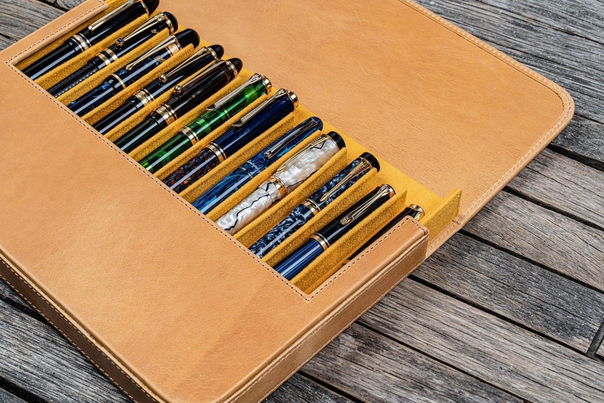 Magnum Opus 12&#39;li Kapaklı Deri Kalemlik - C.H. Honey Ochre