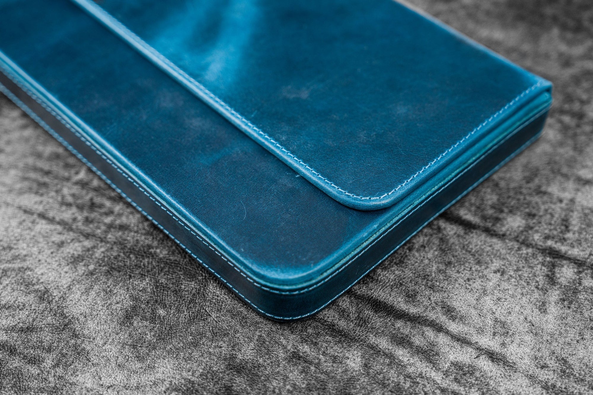 Magnum Opus 12&#39;li Kapaklı Deri Kalemlik - C.H. Okyanus Mavi