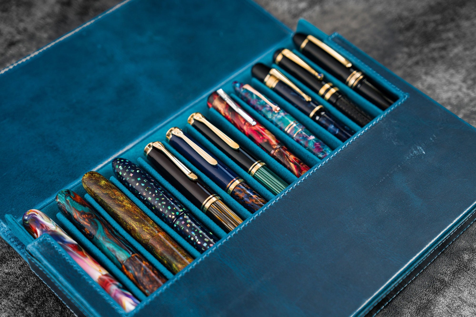 Magnum Opus 12&#39;li Kapaklı Deri Kalemlik - C.H. Okyanus Mavi