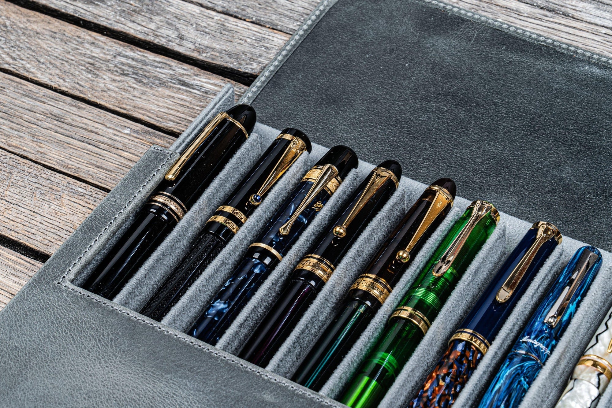 Magnum Opus 12&#39;li Kapaklı Deri Kalemlik - C.H. Smoky