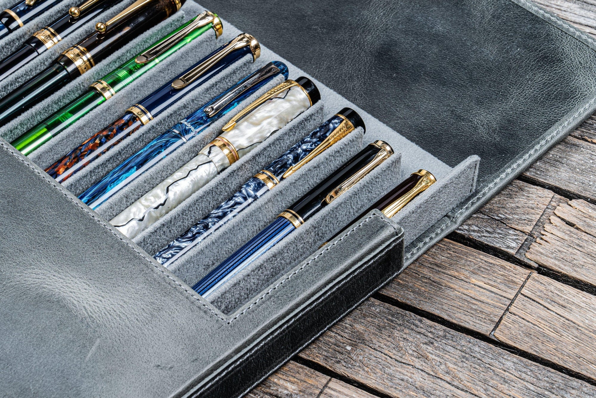 Magnum Opus 12&#39;li Kapaklı Deri Kalemlik - C.H. Smoky