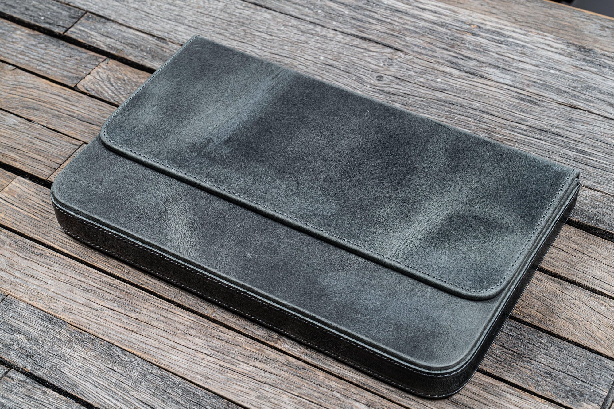 Magnum Opus 12&#39;li Kapaklı Deri Kalemlik - C.H. Smoky