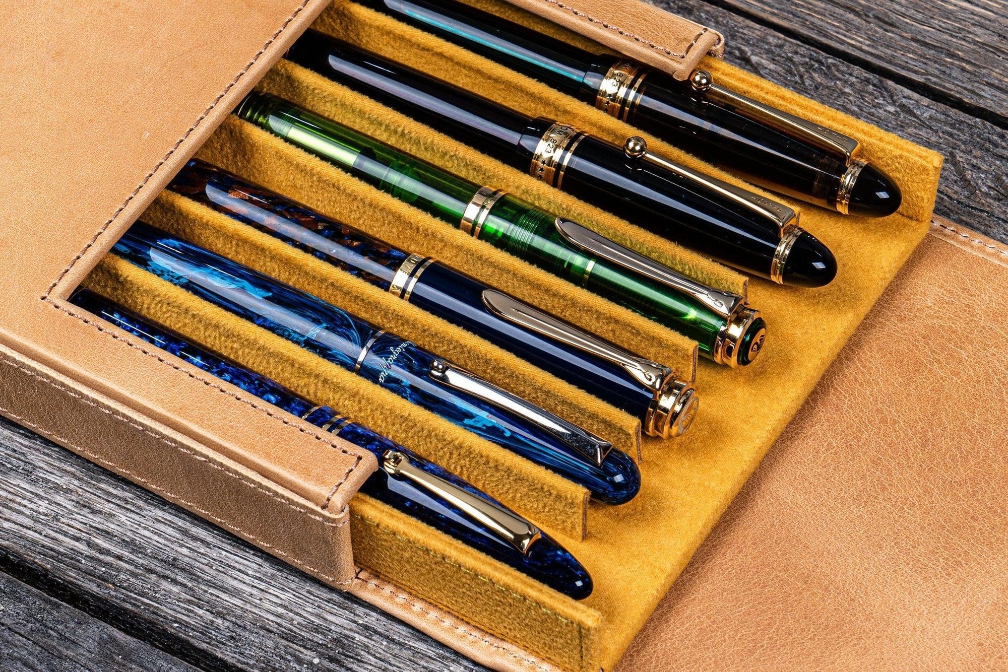 Magnum Opus 6&#39;lı Kapaklı Deri Kalemlik - C.H. Honey Ochre