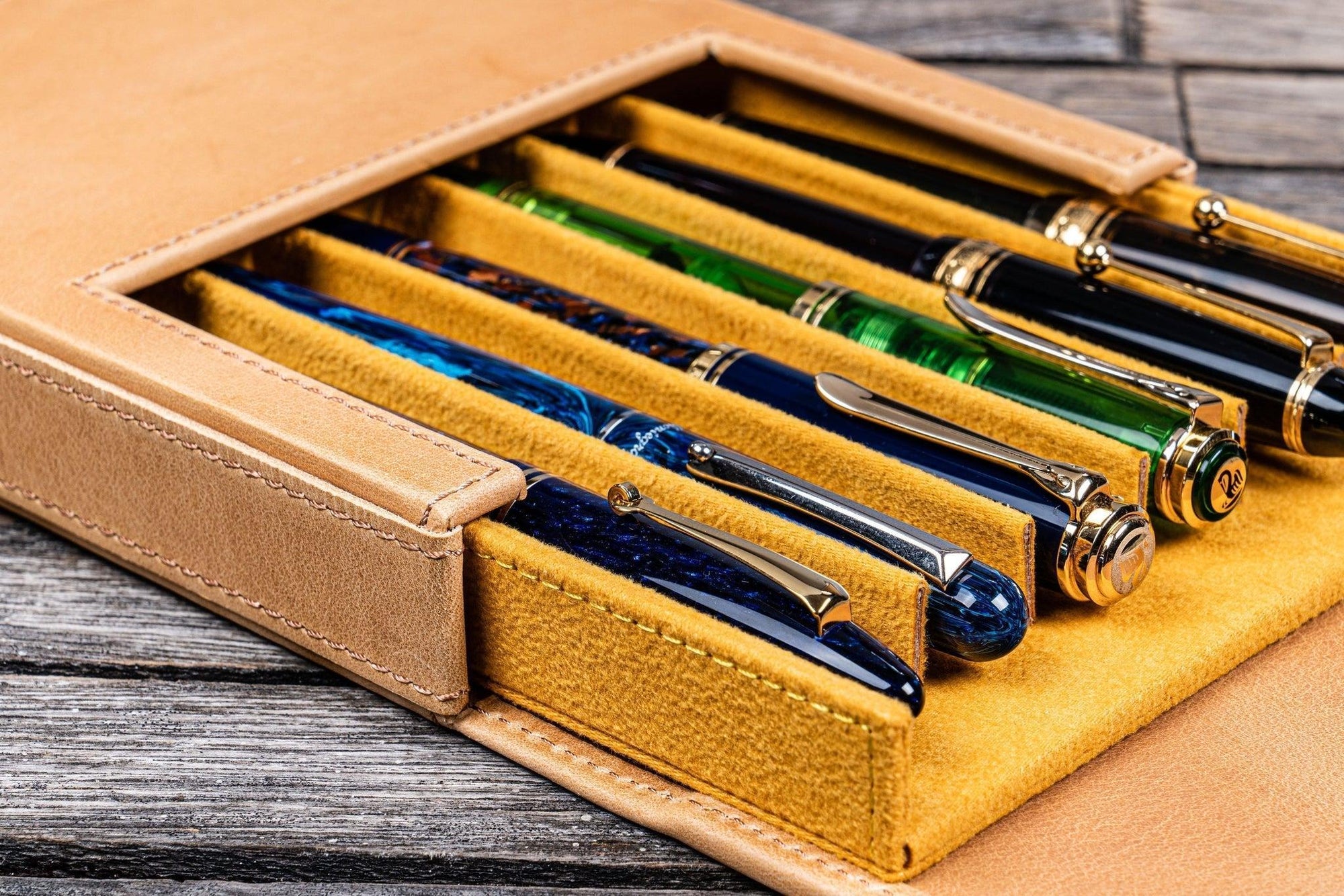 Magnum Opus 6&#39;lı Kapaklı Deri Kalemlik - C.H. Honey Ochre