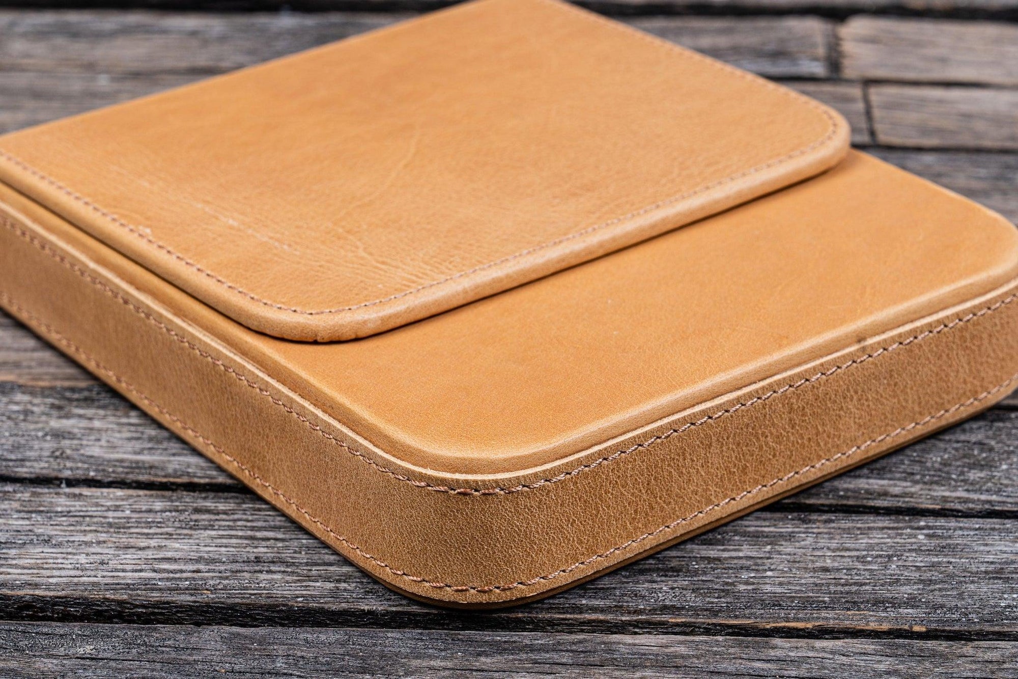 Magnum Opus 6&#39;lı Kapaklı Deri Kalemlik - C.H. Honey Ochre