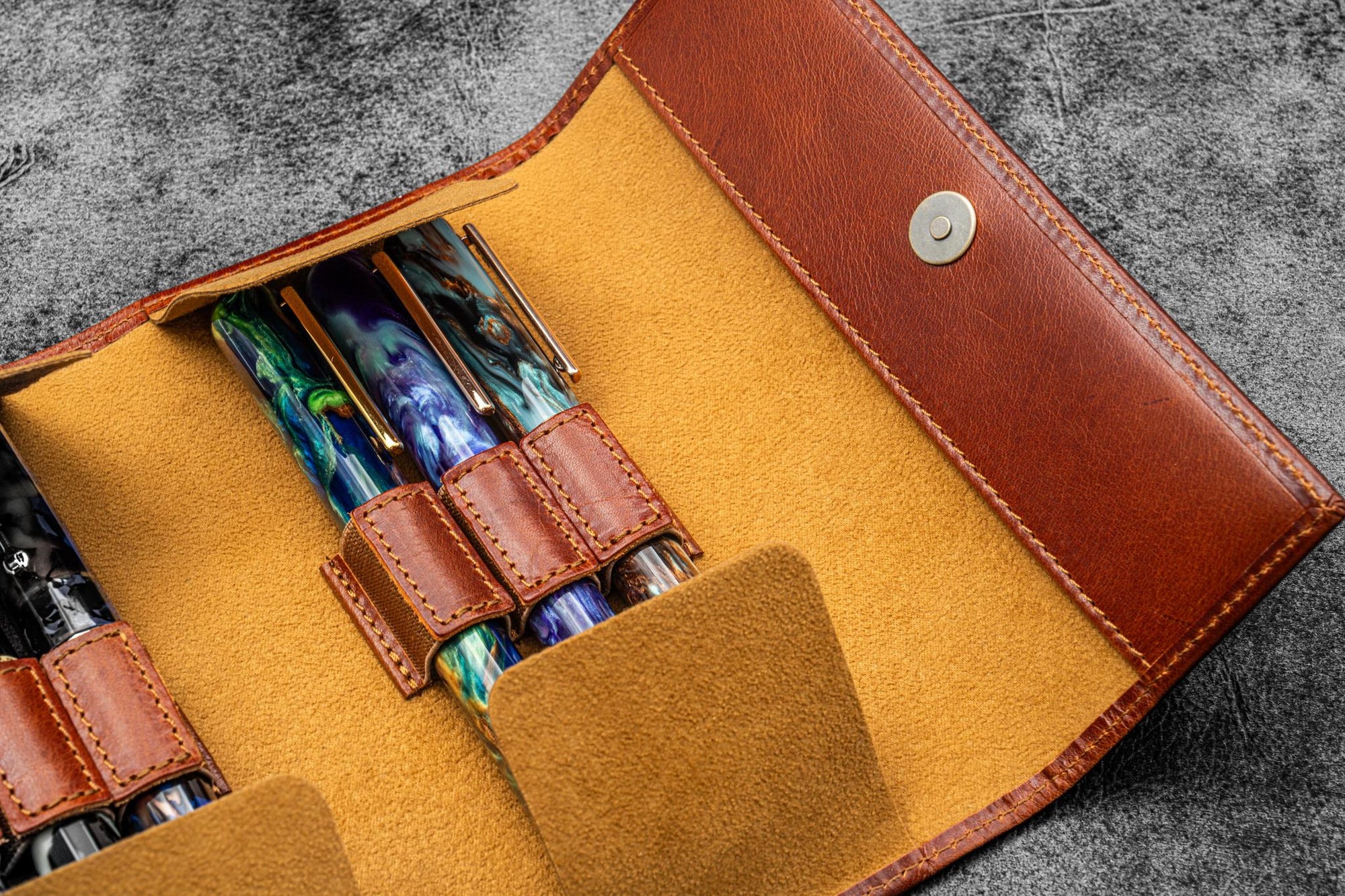 The Writer’s Pen Wrap - 6'lı Katlanabilir Kalem Kılıfı - Deep Konyak