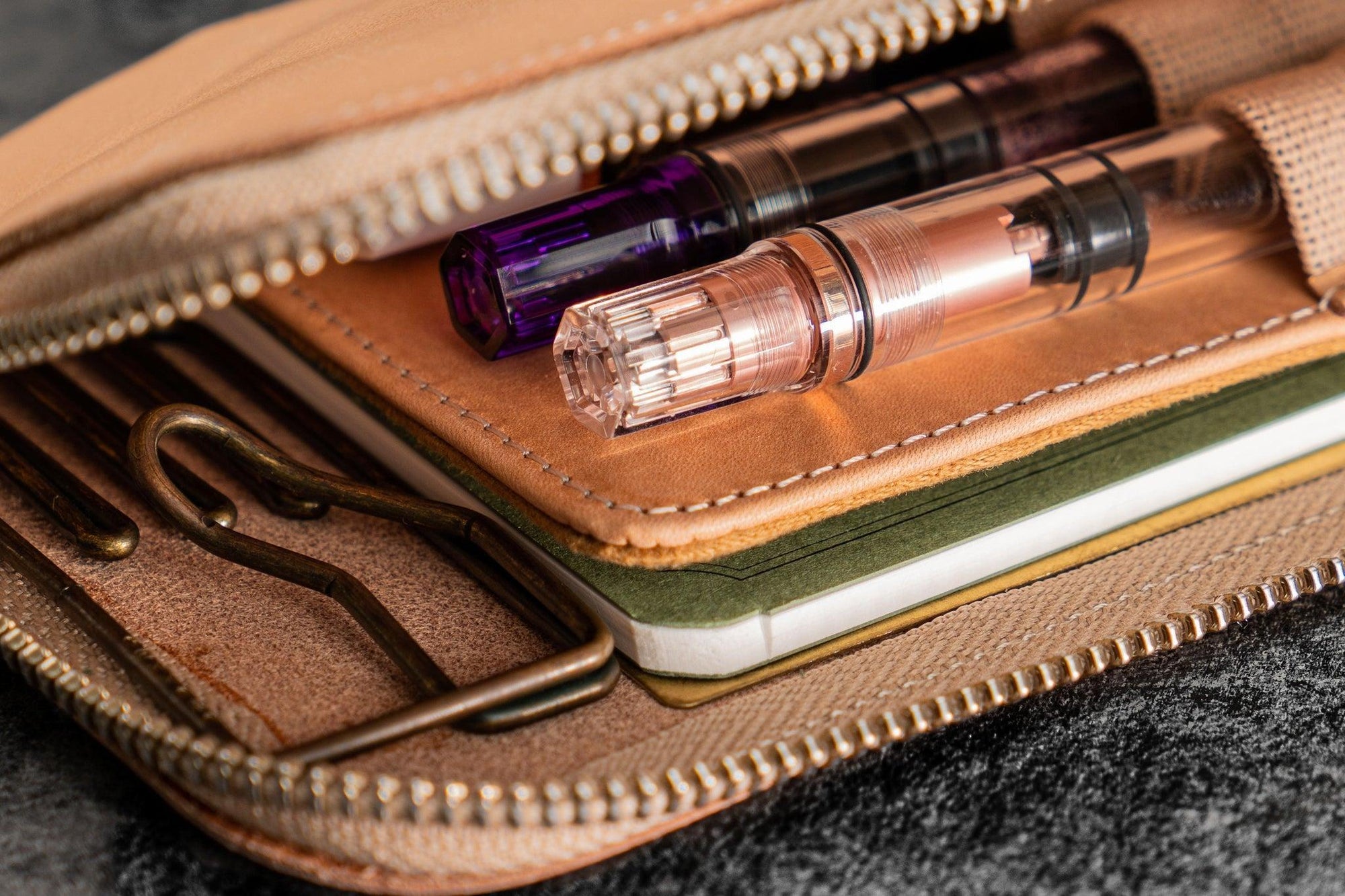 Deri &quot;Slip-N-Zip&quot; 4&#39;lü Fermuarlı Kalem Kılıfı - Naturel Deri