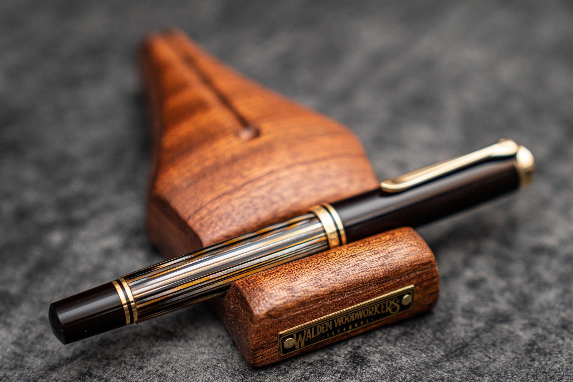 Dolmakalem Ucu Şeklinde Ahşap Kalem Yastığı - Maun