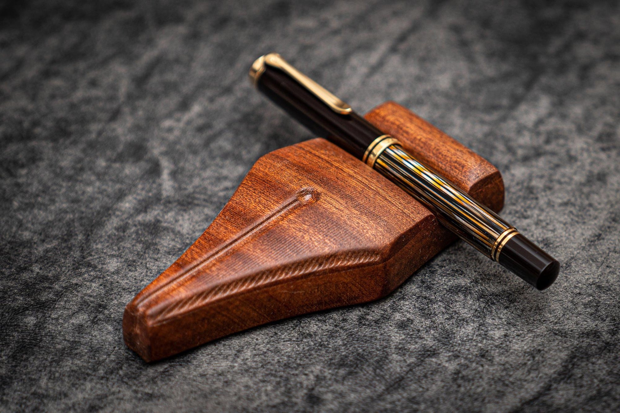 Dolmakalem Ucu Şeklinde Ahşap Kalem Yastığı - Maun