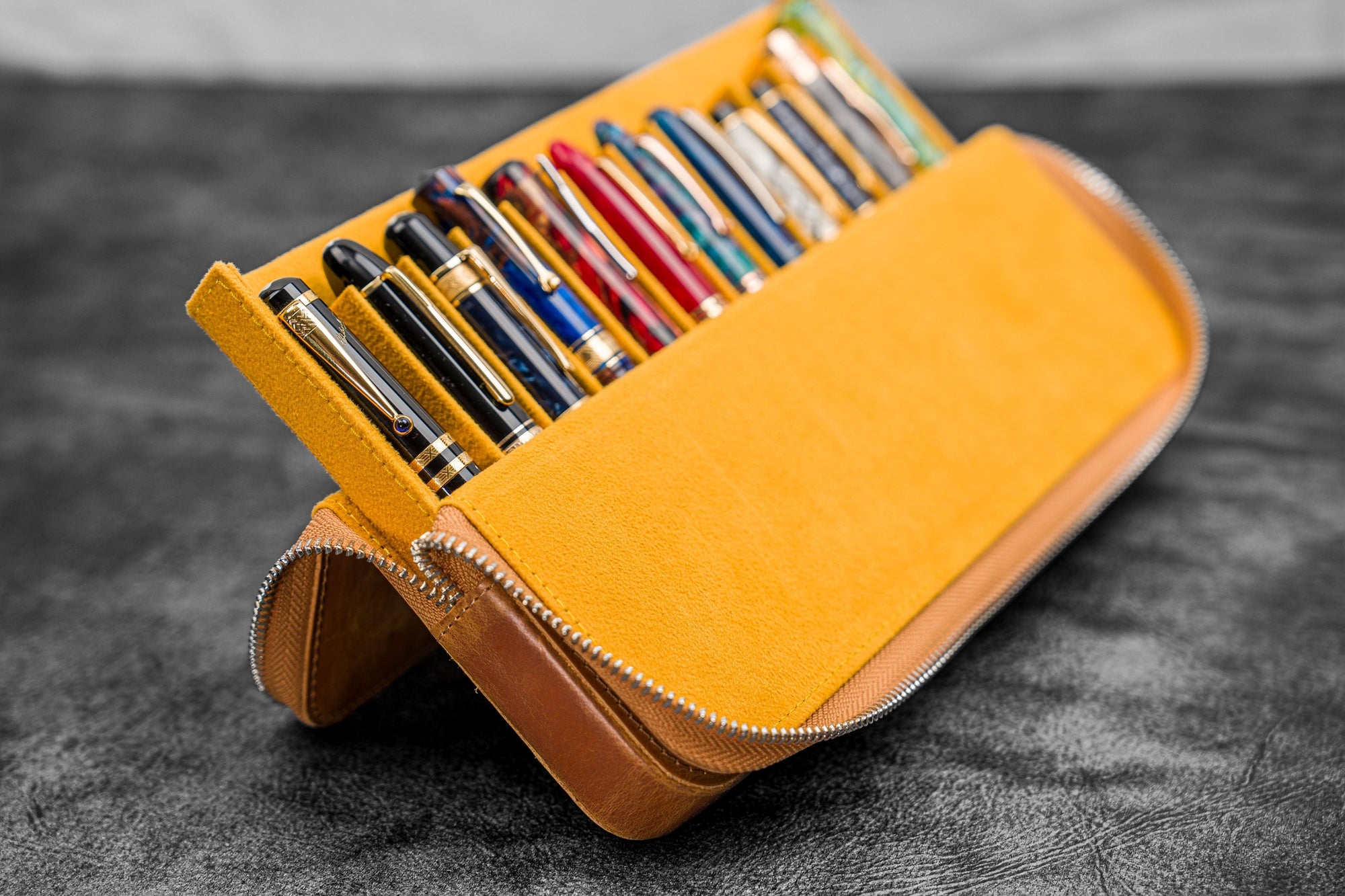 Fermuarlı Magnum Opus 12 &#39;li Kalemlik - Crazy Horse Honey Ochre