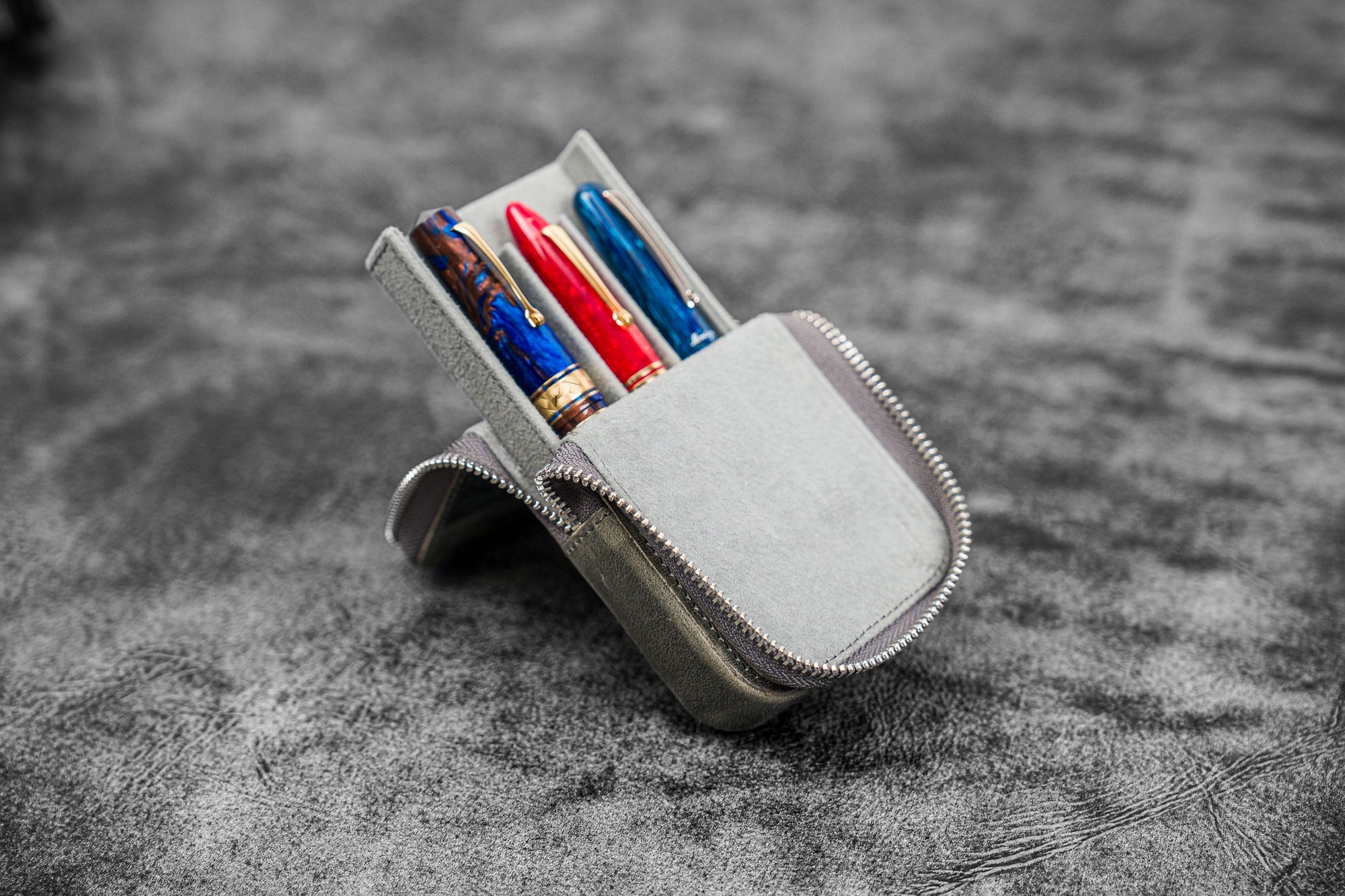 Fermuarlı Magnum Opus 3&#39;lü Kalemlik - Crazy Horse Füme