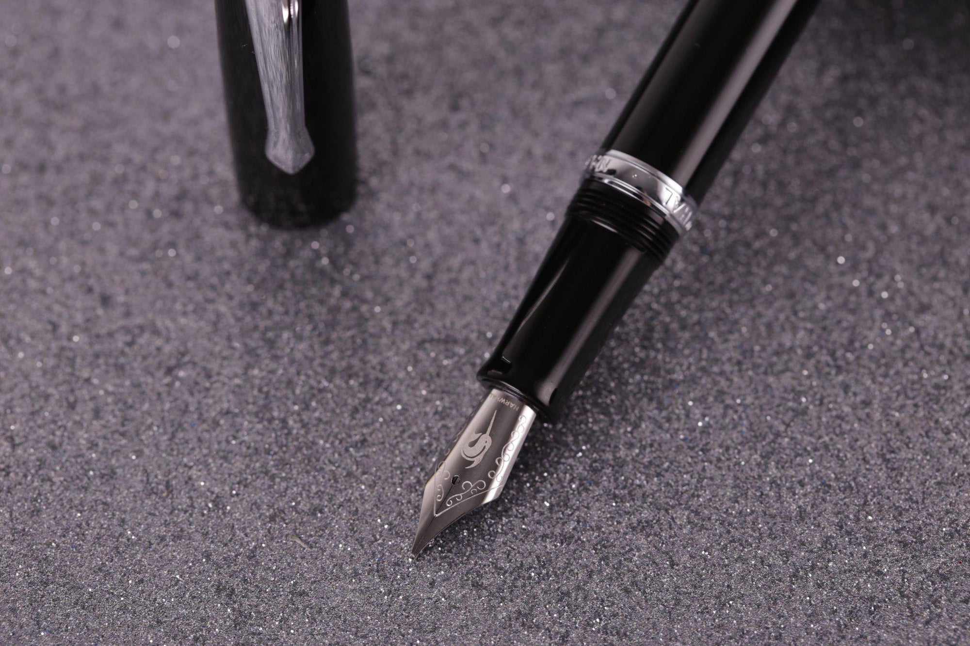 Narwhal Dolma Kalem - Siyah