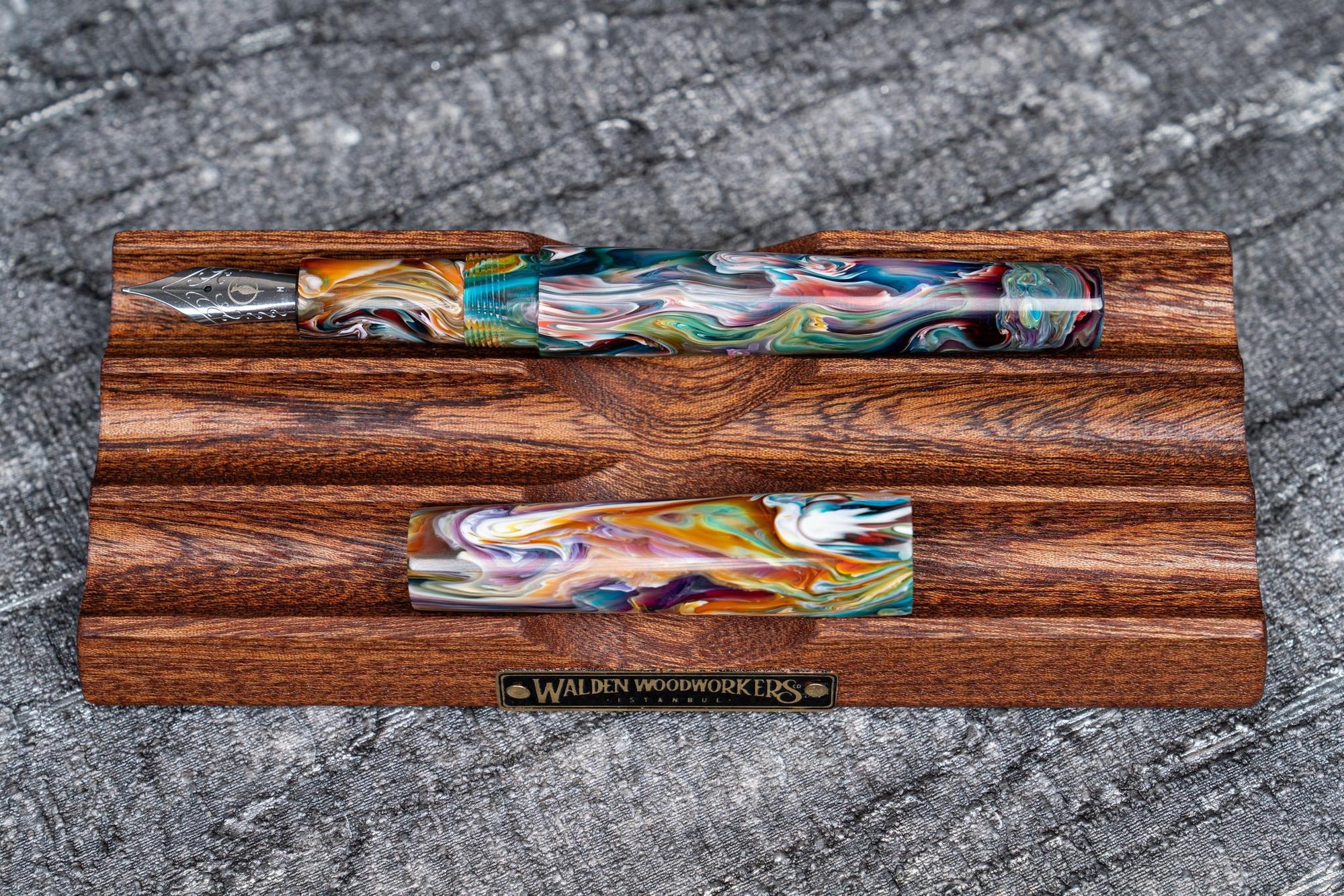 The Pen Bed Ahşap Kalem Standı - Maun