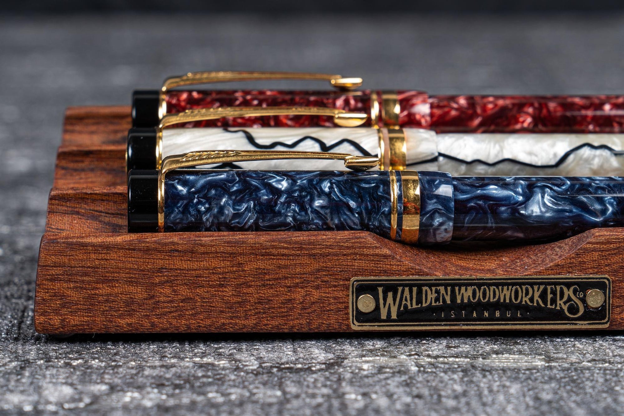 The Pen Bed Ahşap Kalem Standı - Maun